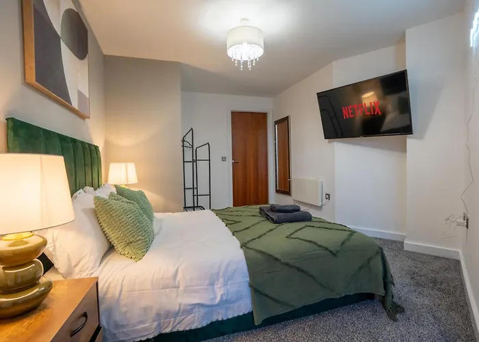 Leeds - City Meets Nature - Riverside - Sleeps 8 - Balcony