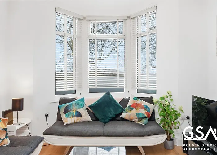 Stylish 2Br Flat By Golden Service Accommodation Holiday Lets Forest Gate London