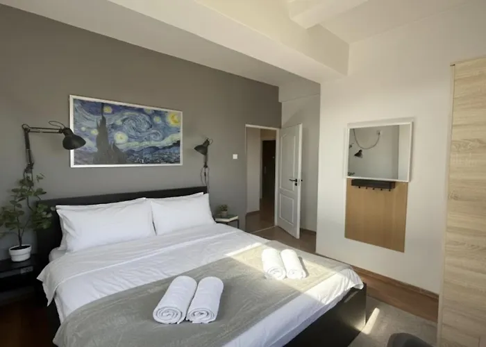Central 4-Bedroom Apartment With Skyline Balcony - Sleeps 8 Bucharest