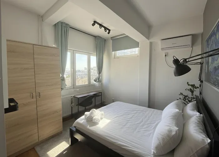 Central 4-Bedroom Apartment With Skyline Balcony - Sleeps 8 Bucharest
