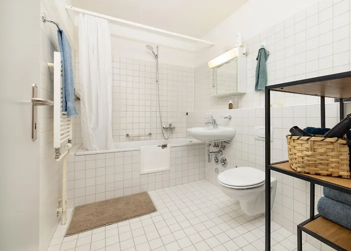 Bright Urban Retreat With Balcony, Workspace, Parking Zurich