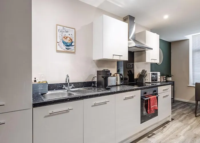The Green Haven - 2 Bed Cozy Apartment - Sleeps 6 - Private Parking Manchester