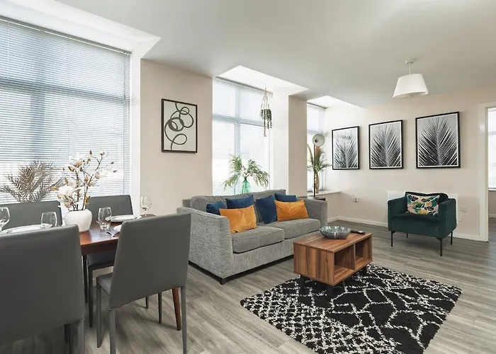 The Green Haven - 2 Bed Cozy Apartment - Sleeps 6 - Private Parking Manchester
