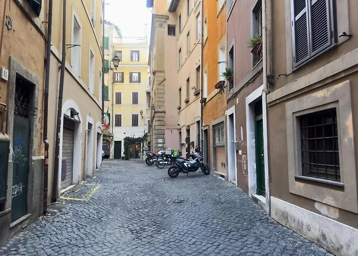 Romantic Piazza Navona Hideaway