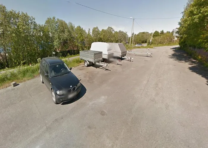 Hillside Top-Row Apartment, Stunning Views Tromso