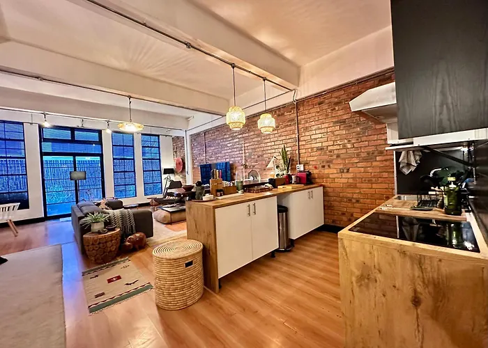 Large Luxury City-Center Loft - King Bed - De Waterkant - Walk To & Top Restaurants & Nightlife Cape Town
