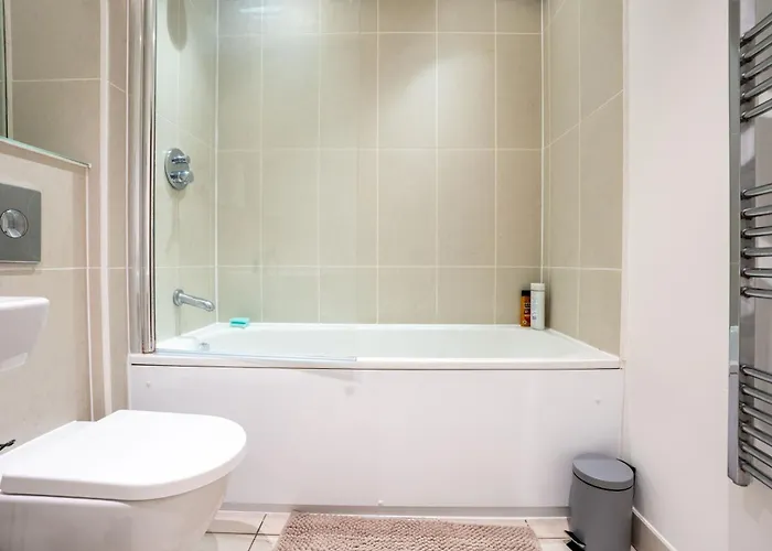 Leeds City Retreat On The Riverbank - Sleeps 8 - Balcony