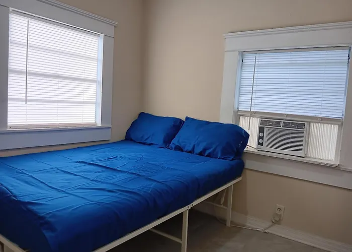 Hostel Tampa, 15 Minutes To Airport, Near Ybor City, Downtown, Self Check-In