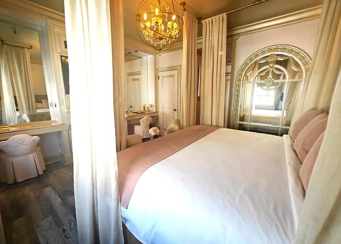 Hemingway Suites At Palm Beach Hotel Island