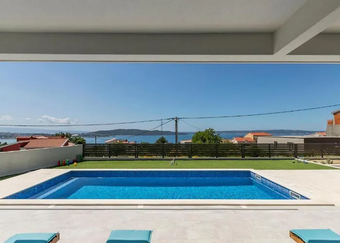 Luxury Villa La Nonna Ana - Heated Pool, Sea View, Near Split Kastela