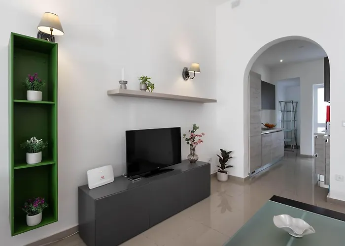 Four Bedroom Typical Maltese Townhouse - One Minute Away From The Seafront Sliema