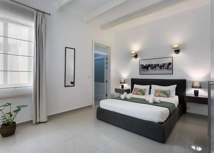 Four Bedroom Typical Maltese Townhouse - One Minute Away From The Seafront Sliema