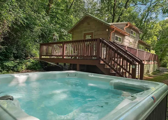 Ryon Tiny Home Cabin City-Side Rustic Retreat Chattanooga