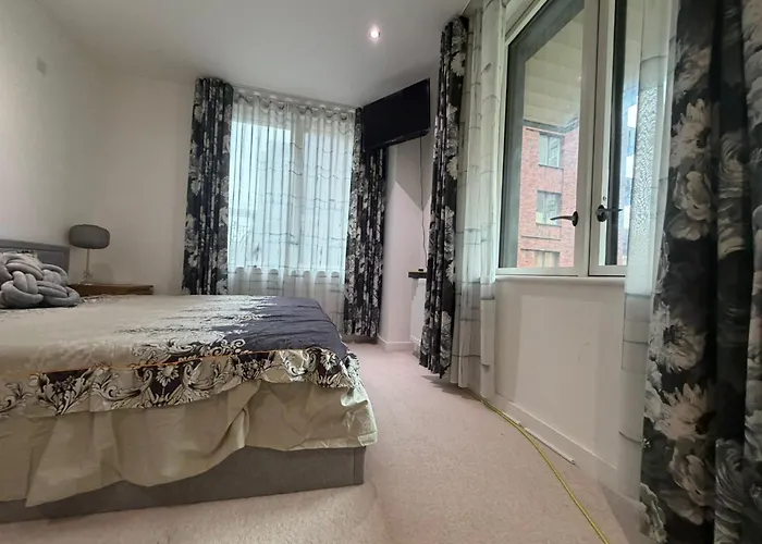 Charming Lux Homestay Near London Excel, O2 & Easy Access To Central London