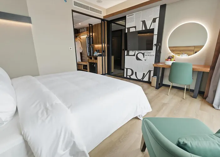 The Everly Lhesson Kuching