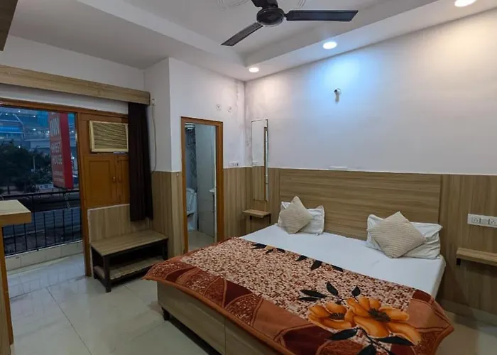 Stay With Roy - Front Of Nizamuddin Railway Station New Delhi