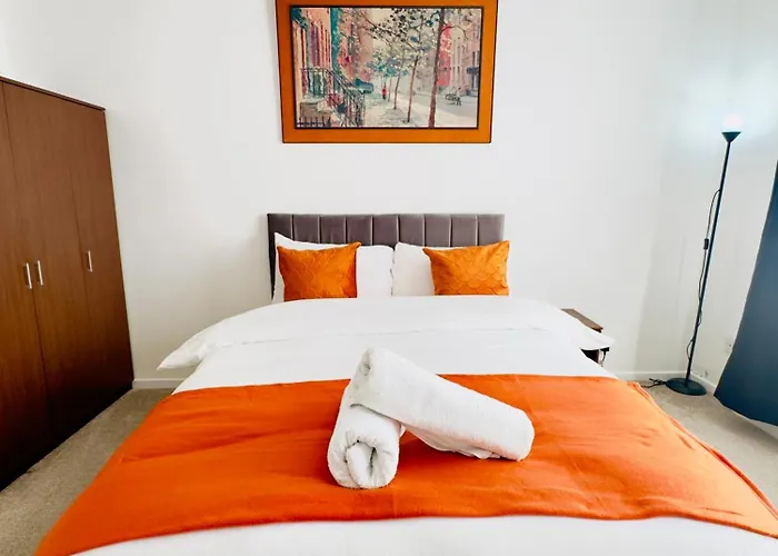 Stylish 4 Bedroom House Sleep Up To 7 - Free Parking Manchester