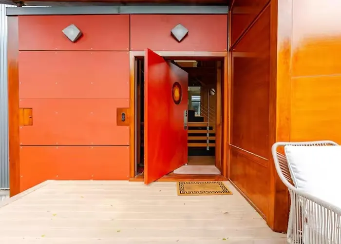 Award-Winning Home - View, Yard, Pets Ok & Office Seattle