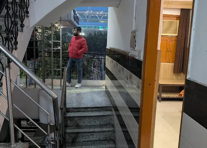 Stay With Roy - Front Of Nizamuddin Railway Station New Delhi