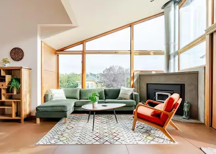 Award-Winning Home - View, Yard, Pets Ok & Office Seattle