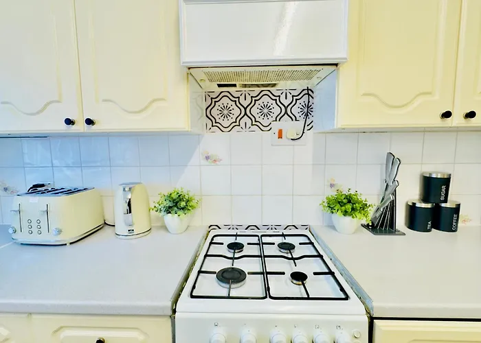 Stylish 4 Bedroom House Sleep Up To 7 - Free Parking Manchester