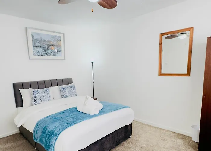 Stylish 4 Bedroom House Sleep Up To 7 - Free Parking Manchester