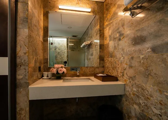 Skyrise Comfort Hotel & Suites With Pool & High-Speed Elevators Ho Chi Minh City