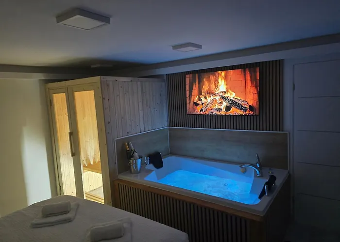 Jacuzzi & Sauna Edy Room - City Center Zagreb