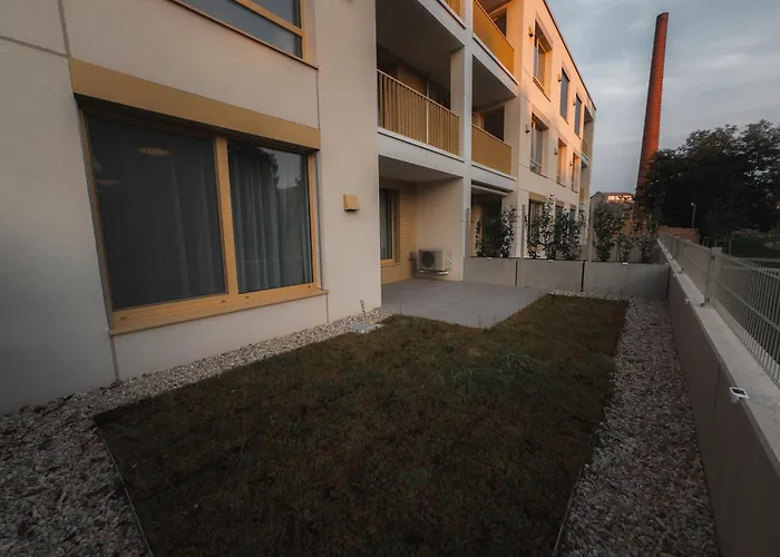 Klimatizovany Apartman V Parku So Zahradou A Garazovym Parkovanim Trnava