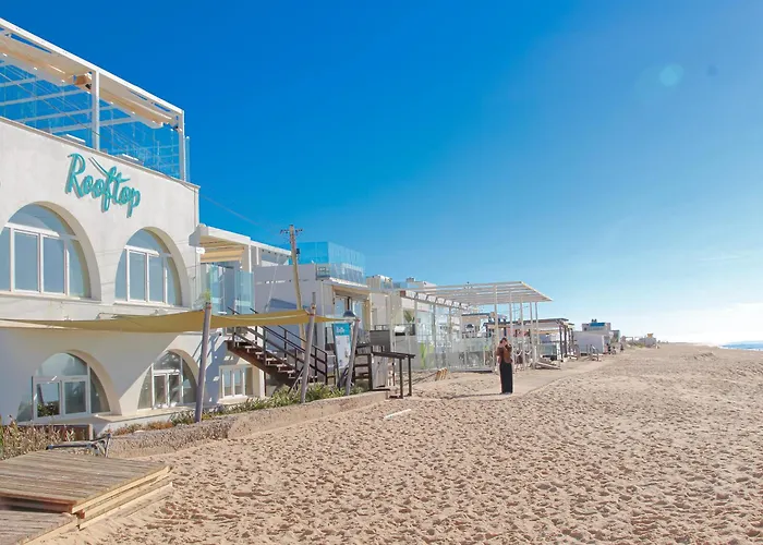 Golden Beach Guest House & Rooftop Bar Faro