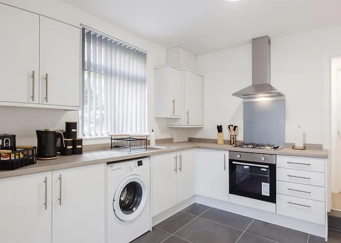 Spacious 5-Bed House Sleeps 10 - 2 Bathrooms - Parking - Near Anfield Liverpool