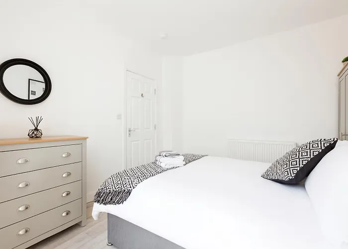 Spacious 5-Bed House Sleeps 10 - 2 Bathrooms - Parking - Near Anfield Liverpool