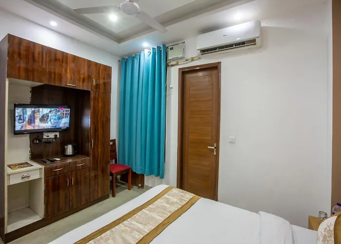 Glinzer Noida Hotel