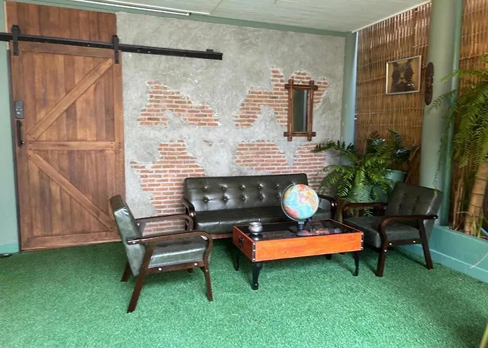 The Oasis On 8 Cozy Homestay & Cafe Bangkok