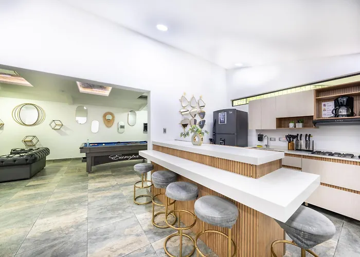 Provenza! Golden Jacuzzi - 5Br Only 1 Block From Lleras Apartment Medellin