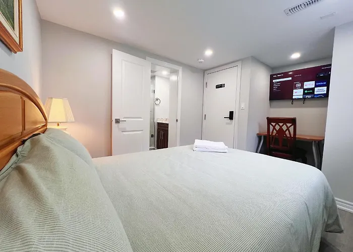 Cozy & Modern Ensuite Basement Rooms - Steps To Subway & Downsview Rogers Stadium Toronto