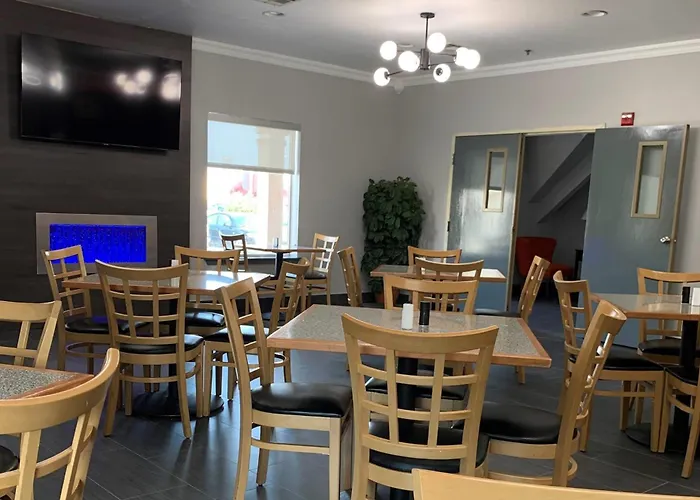 Howard Johnson By Wyndham Oklahoma City Okc Airport, Near Fairgrounds, I40, Free Hot Breakfast, And Pool