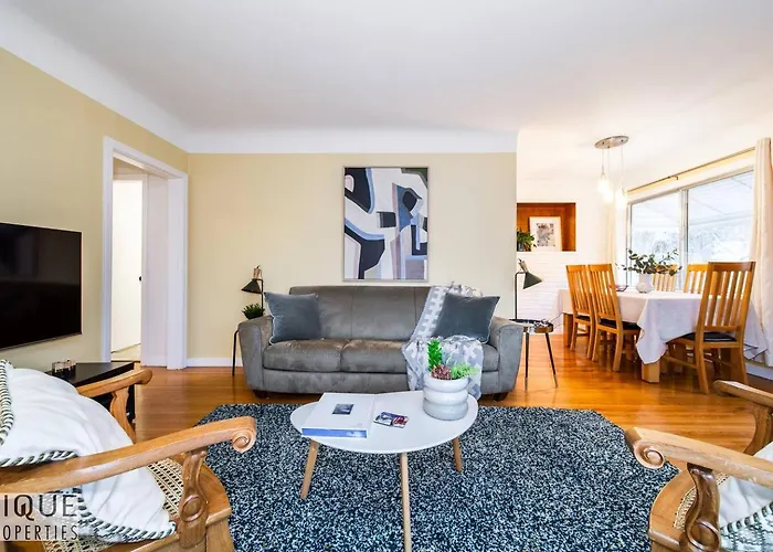 Casa Leblanc - Latin Vibes - Sleep 8 - Netflix - Long Term Apartment Edmonton