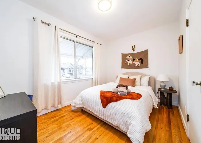 Casa Leblanc - Latin Vibes - Sleep 8 - Netflix - Long Term Apartment Edmonton