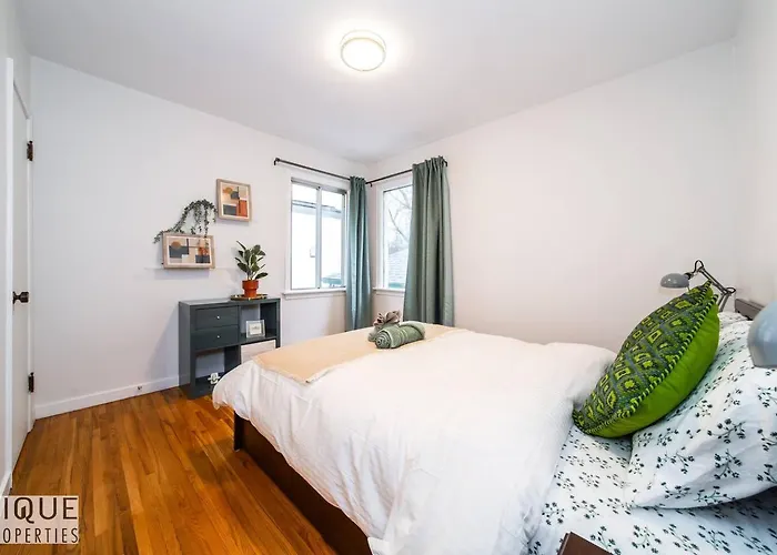 Casa Leblanc - Latin Vibes - Sleep 8 - Netflix - Long Term Apartment Edmonton