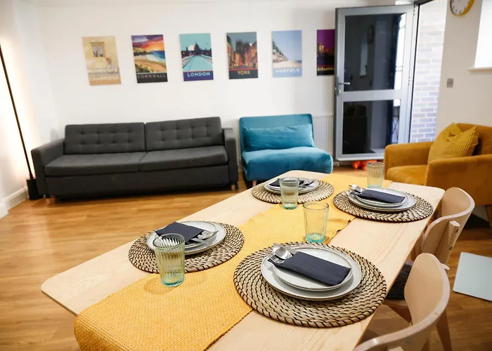 New Luxury Apartment In Central Location Next To Shops, Cafes, Bars & Metro London