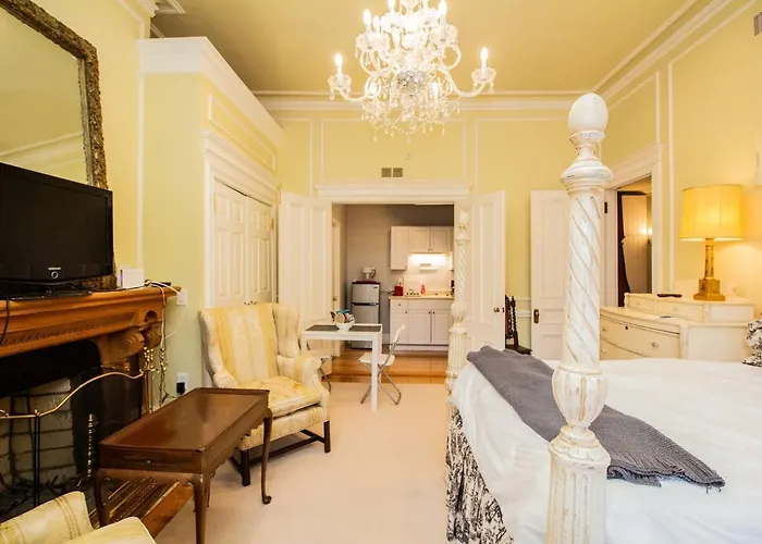 Back Bay Efficiency Unit, Pvt Bath, Kitchenette Apartment Boston