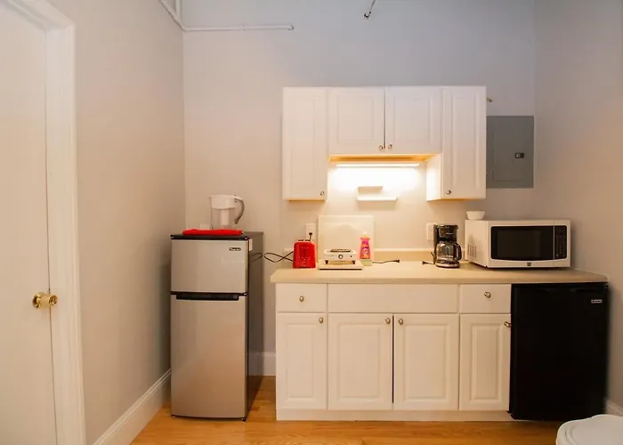 Back Bay Efficiency Unit, Pvt Bath, Kitchenette Apartment Boston