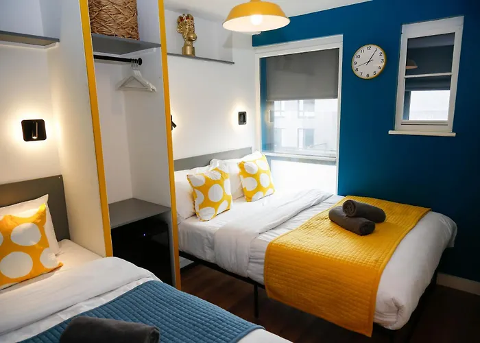 New Luxury Rooms In The Heart Of London Next To Shops, Cafes, Bars & Metro With Shared Bathrooms