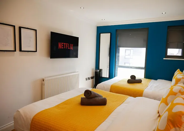 New Luxury Rooms In The Heart Of London Next To Shops, Cafes, Bars & Metro With Shared Bathrooms