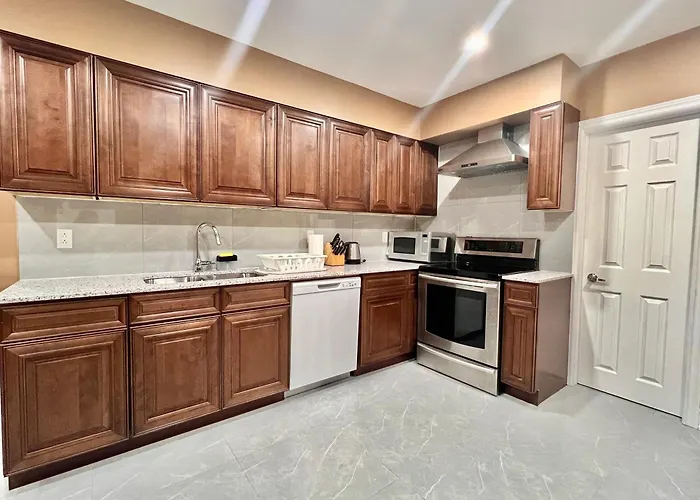 Upgraded Rooms With Bath 7-Min To Subway Near Downsview Rogers Stadium Toronto
