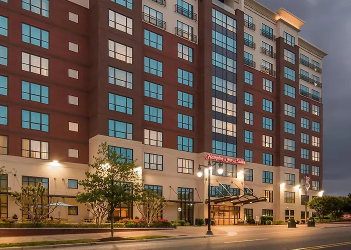 Hampton Inn & Suites National Harbor-Newly Renovated
