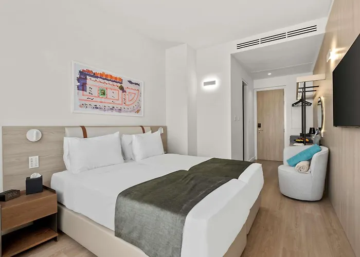 Mercure Larnaca Finikoudes Beach