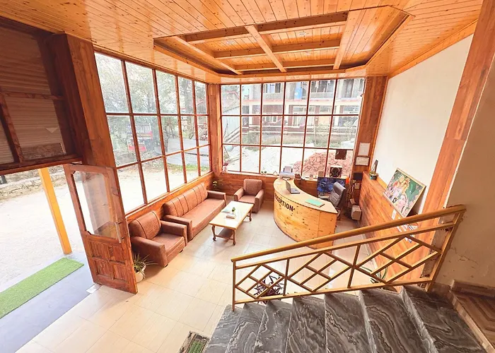 New Suraj Inn - Nestled Near Hidimba Temple ! Rooftop Cafe With Hampta View ! Private Parking Manali 