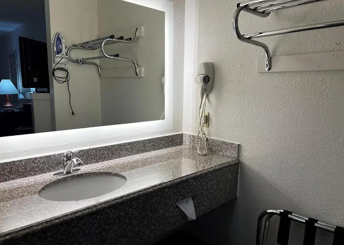 Howard Johnson By Wyndham Houston Heights/Downtown